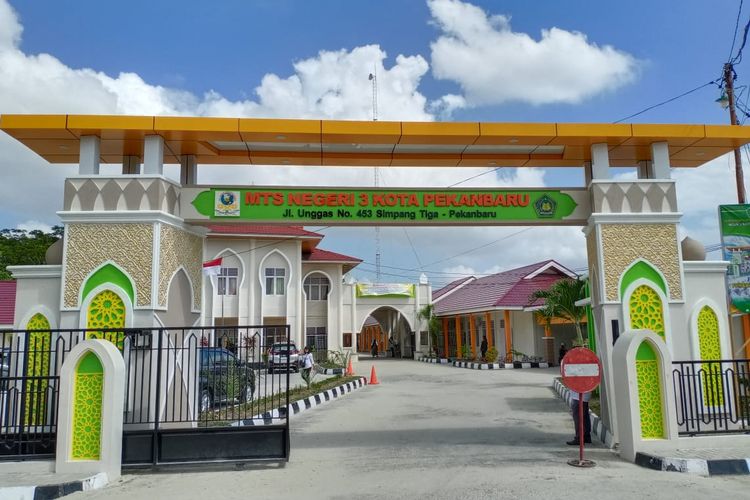 Madrasah Tsanawiyah Negeri (MTsN) 3 Bukit Raya, Pekanbaru, telah direhabilitasi dengan nilai kontrak Rp 13 miliar. MTsN ini diresmikan Presiden Joko Widodo (Jokowi), Jumat (21/2/2020).