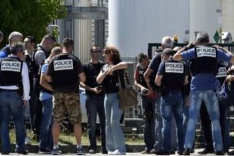 Polisi Perancis amankan sebuah pabrik gas di dekat kota Lyon yang diserang dan menewaskan satu orang, Jumat (25/6/2015).

