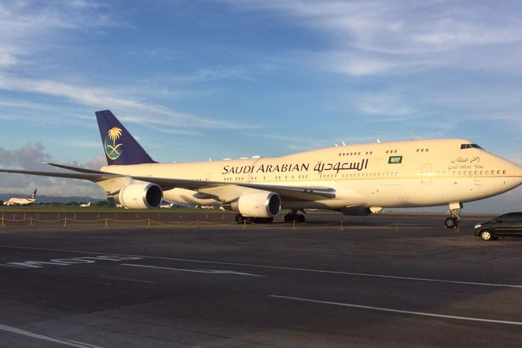 Pesawat milik Raja Salman diparkir di Bandara Ngurah Rai, Bali.