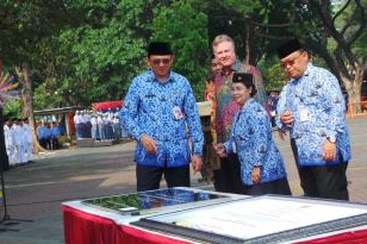 Gubernur DKI Jakarta Basuki Tjahaja Purnama menandatangani prasasti Taman Makam Perintis Kemerdekaan, di Lapangan IRTI Monas, Selasa (10/11/2015).