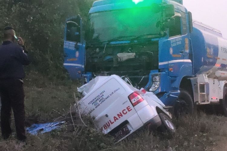 Truk tangki BBM mengahantam mobil ambulance hingga ringsek di Jalan lintas Prabumulih-Palembang tepatnya di Desa Segayam, Kecamatan Gelumbang, Kabupaten Muara Enim, Sumatera Selatan.