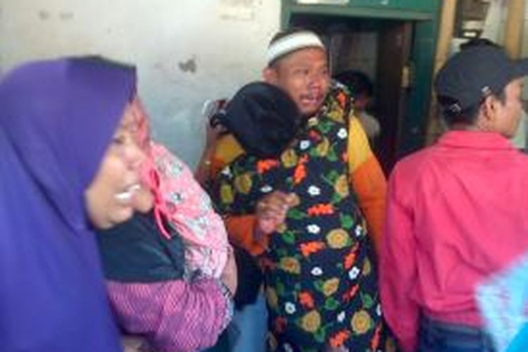 Keluarga korban menangis histeris saat jenazah tiba di rumah duka, Tanah Koja, Rawa Buaya, Rabu (18/3/2015) 