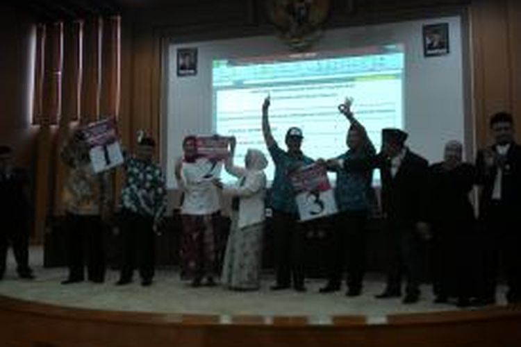 Suasana saat proses pengundian nomor urut untuk pasangan calon Bupati dan Wakil Bupati Malang di gedung DPRD Kabupaten Malang, Rabu (26/8/2015).