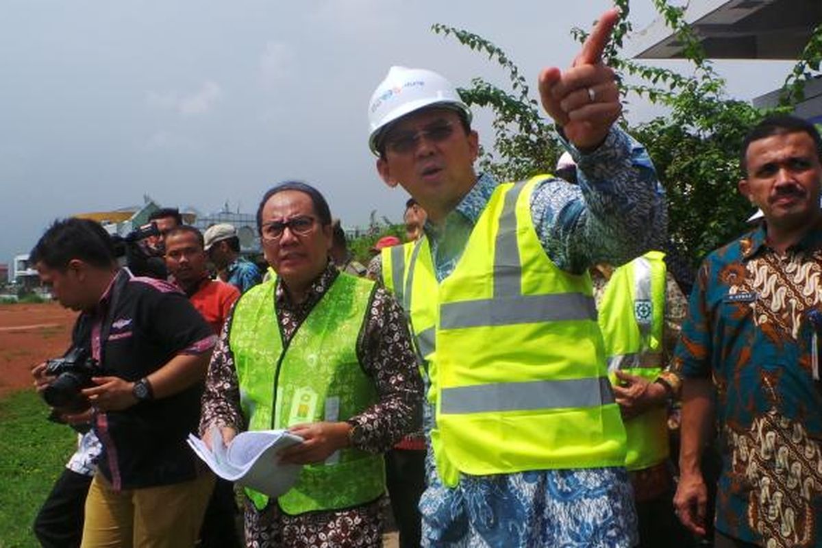 Gubernur DKI Jakarta Basuki Tjahaja Purnama bersama Direktur Utama PT Pulomas Jaya Bambang Mursalin saat meninjau pembangunan arena Equistrian atau pacuan kuda di Pulomas, Jakarta Timur, Jumat (24/2/2017).