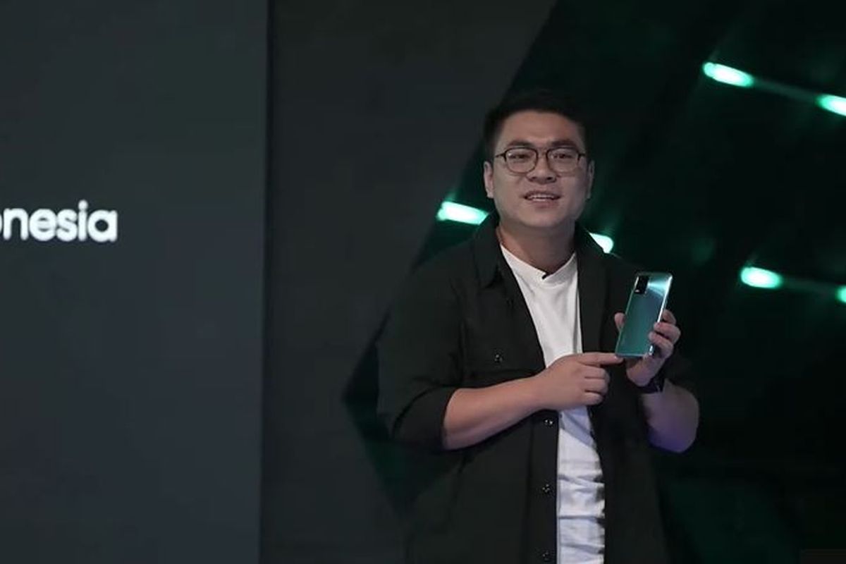 Marketing Director Realme Indonesia, Palson Yi menggenggam Realme 8 5G dalam peluncuran online ponsel tersebut, Rabu (16/6/2021). 