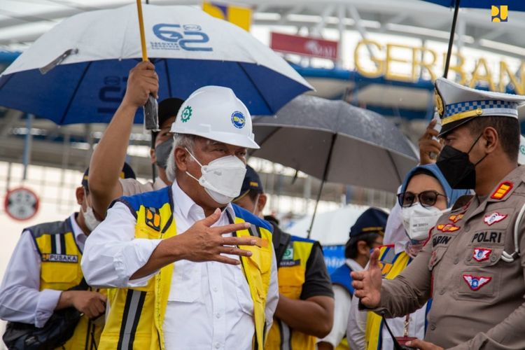 Menteri Pekerjaan Umum dan Perumahan Rakyat (PUPR) Basuki Hadimuljono meninjau progres pembangunan Jalan Tol Semarang - Demak Seksi 2 ruas Sayung-Demak sepanjang 16,31 km di Provinsi Jawa Tengah, Minggu (13/11/2022). 