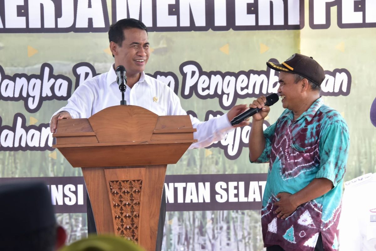 Mentan Amran berdialog dengan petani saat melakukan kunjungan kerja di Desa Padang, Kecamatan Bati-Bati, Kalsel dalam rangka meninjau Program Pengembangan Lahan Rawa Tadah Hujan, Kamis (16/11/2023). 