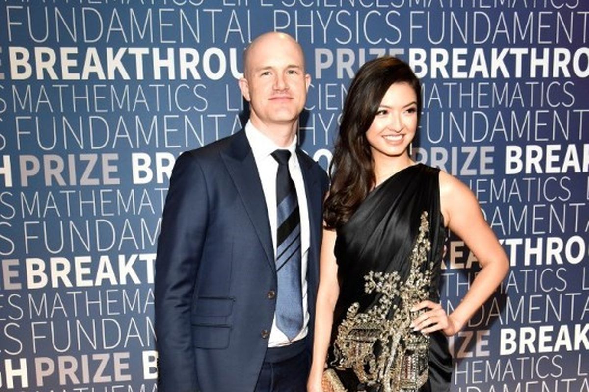 Brian Armstrong dan artis Raline Shah menghadiri Breakthrough Prize 2019 di NASA Ames Research Center, Mountain View, California, pada 4 November 2018.