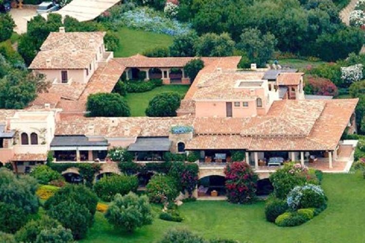 Villa Certosa milik mantan PM Italia, Silvio Berlusconi, yang terletak di Porto Rotondo, Pulau Sardinia ini telah dibeli oleh Raja Arab Saudi.