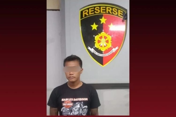 IKS, pelaku pemalakan sejumlah pedagang dengan modus minta sumbangan pembuatan Ogoh-ogoh saat diamankan unit Reserse Kriminal (Reskrim) Polsek Denpasar Timur pada Minggu (15/1/2023). /Humas Polresta Denpasar