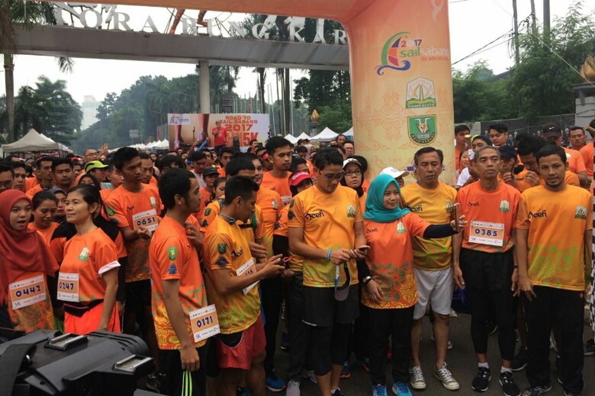 Wakil Gubernur DKI Jakarta Sandiaga Uno mengikuti Fun Run 5K Road to Sail Sabang 2017, di CFD Sudirman-Thamrin, Minggu (19/11/2017).