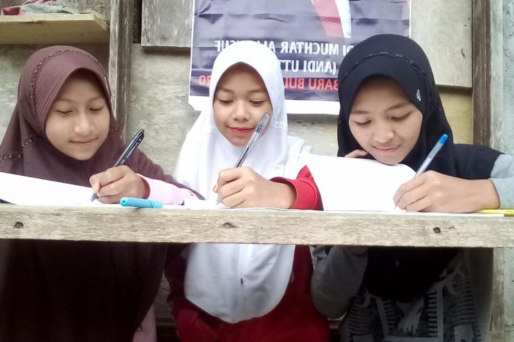 Suasana siswa MTs PP Nurul Falah Borongganjeng Bulukumba mengerjakan tugas guru di rumah Desa Garuntungan, Kecamatan Kindang, Kabupaten Bulukumba, Sulawesi Selatan.