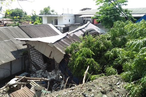 Detik-detik Truk Pengangkut Pasir Timpa Sebuah Rumah, Diduga karena Rem Blong