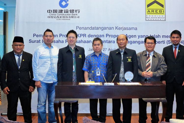 Penandatanganan nota kesepahaman antara kedua pihak itu diwakili oleh Chandra Bachtiar Consumer Asset Division Head CCB Indonesia dan Hartono Sarwono Ketua Umum DPP AREBI di Equity Tower, Sudirman Central Business District (SCBD), Jakarta, Jumat, (27/4/2018).

