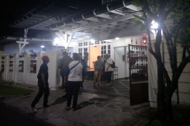 Suasana rumah duka artis komedi Indro Warkop DKI, menanti kedatangan jenazah istri Indro, Nita Octobijanthy, di Jalan Kayu Putih Tengah IIA nomor 4, Jakarta Pusat, Selasa (9/10/2018) malam.