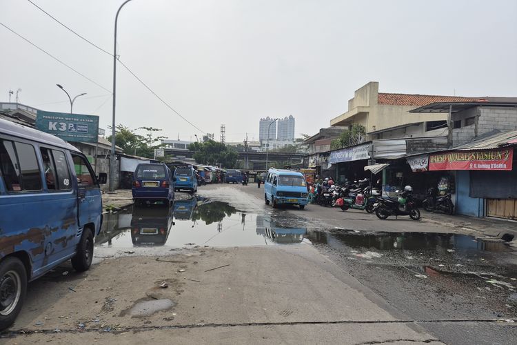 Sudah Setahun Jalan Dekat Stasiun Depok Baru Tergenang, Bau Tak Sedap dan Banyak Nyamuk