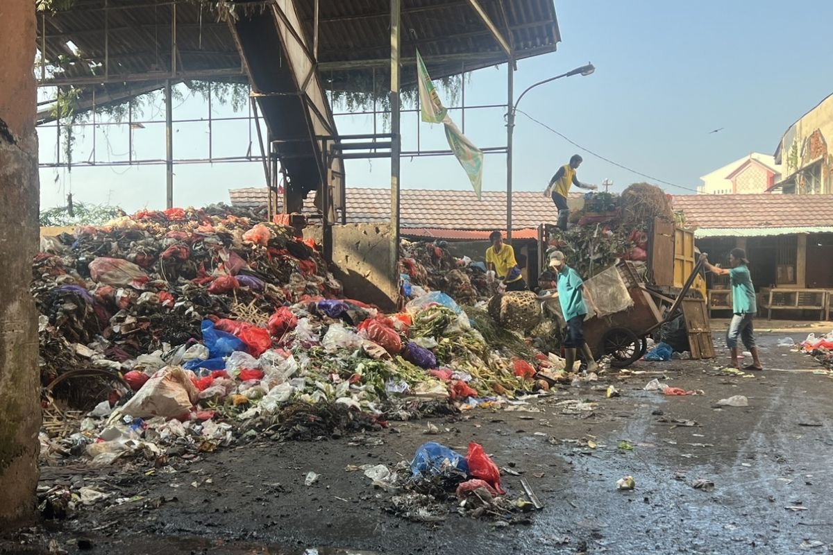 Tumpukan sampah menggunung di TPS Pasar Bogor, Kecamatan Bogor Tengah, Kota Bogor, Rabu (19/6/2024).