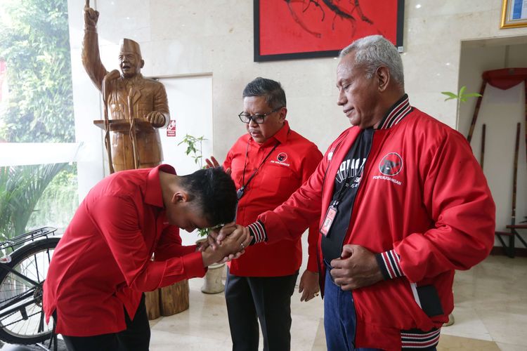 Wali Kota Solo Gibran Rakabuming Raka (kiri), Sekretaris Jenderal PDI-P Hasto Kristiyanto (tegah), dan Ketua Bidang Kehormatan PDI-P Komarudin Watubun (kanan) memberikan keterangan pers di kantor DPP PDI-P, Jalan Diponegoro, Jakarta, Senin (22/5/2023). Pemanggilan terkait pertemuan Gibran dan Prabowo Subianto di Solo.