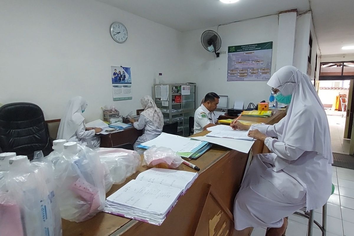 Petugas sedang mendata pasien DBD di RSUD DR. Moh. Anwar Sumenep