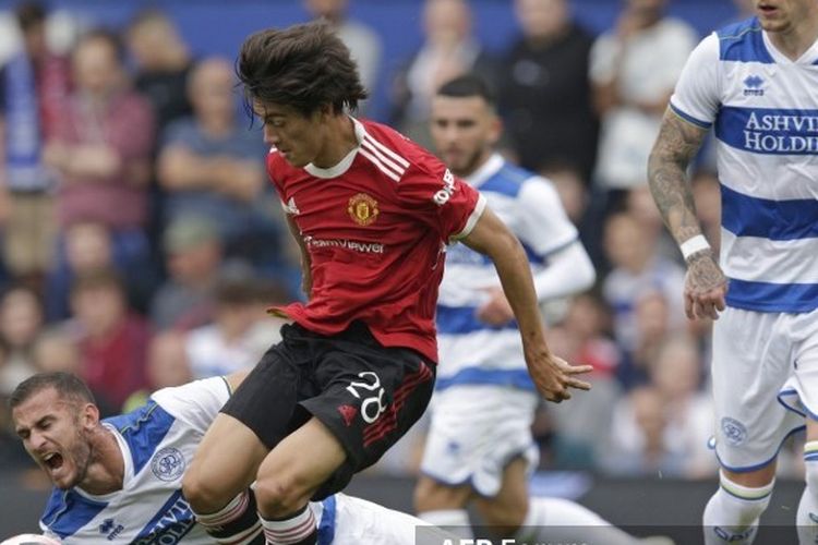 Aksi pemain Manchester United Facundo Pellistri dalam laga uji coba melawan Queens Park Rangers di Stadion Loftus Road, London, 24 Juli 2021. 