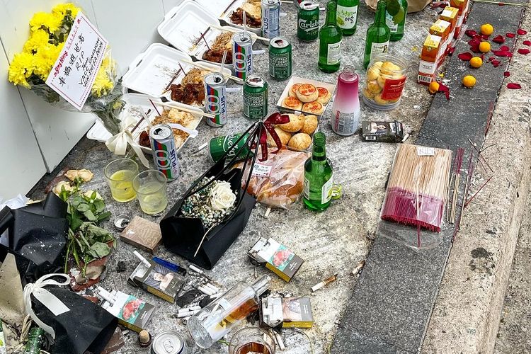 Terlihat bunga, sesajen berupa nasi, kue kering, rokok, teh kotak, bir, soju, dan kartu dukacita diletakan di depan rumah toko antik di Jalan Tanjong Pagar Nomor 37 Singapura. Ruko ini menjadi saksi bisu kecelakaan maut sebuah mobil sedan BMW M4, Sabtu subuh (13/2/2021), pukul 5.40 pagi yang menewaskan 5 orang