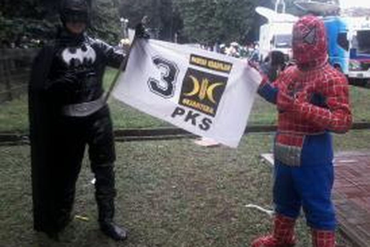 Sejumlah kader muda Partai Keadilan Sejahtera (PKS) mengenakan kostum 'superhero' untuk menarik perhatian masyarakat saat kampanye terbuka PKS di Gelora Bung Karno (GBK), Minggu (16/3/2014). 