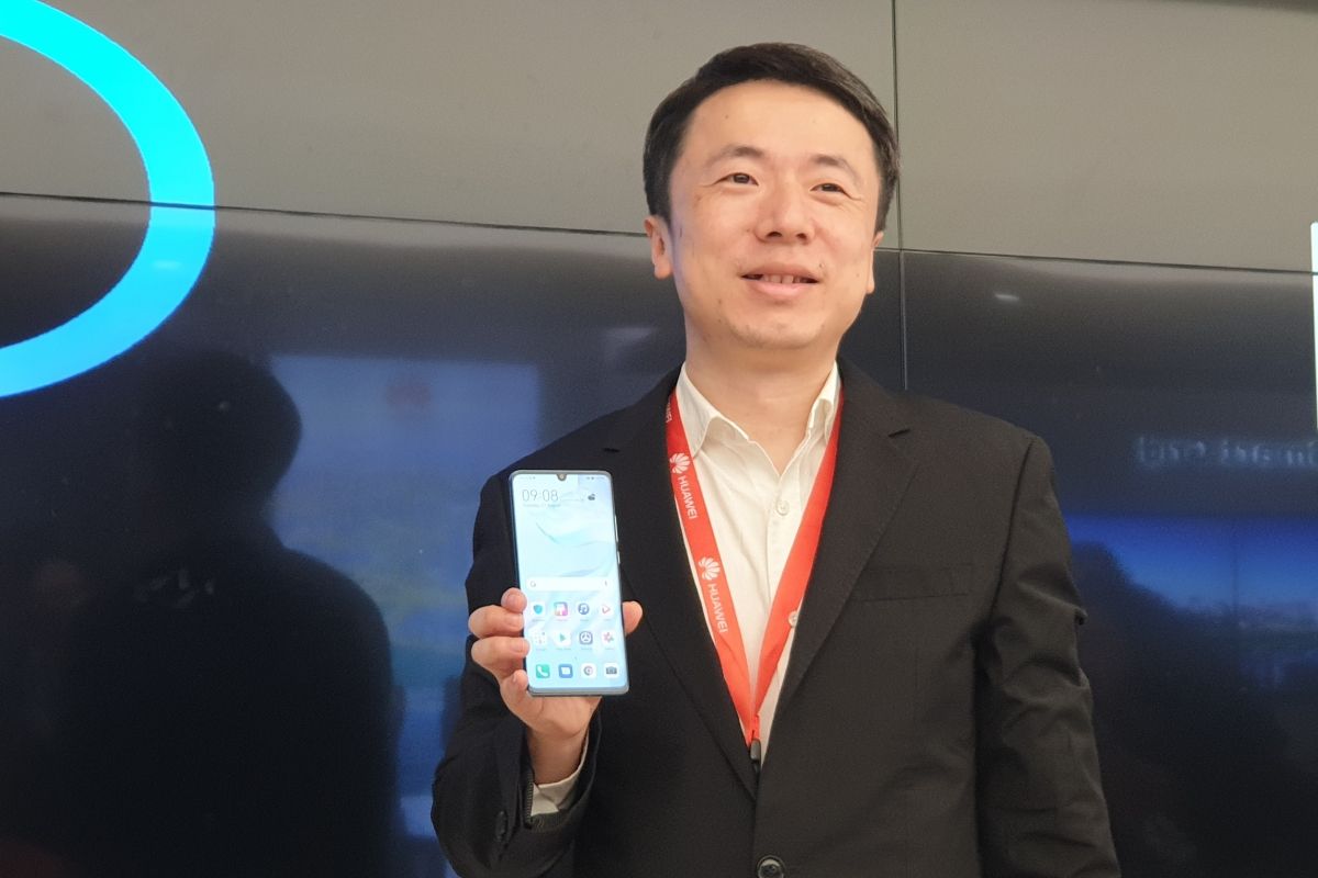 James Lu, Senior Manager EMUI Product Marketing Huawei memamerkan EMUI 10 di ponsel Huawei, Selasa (27/8/2019).