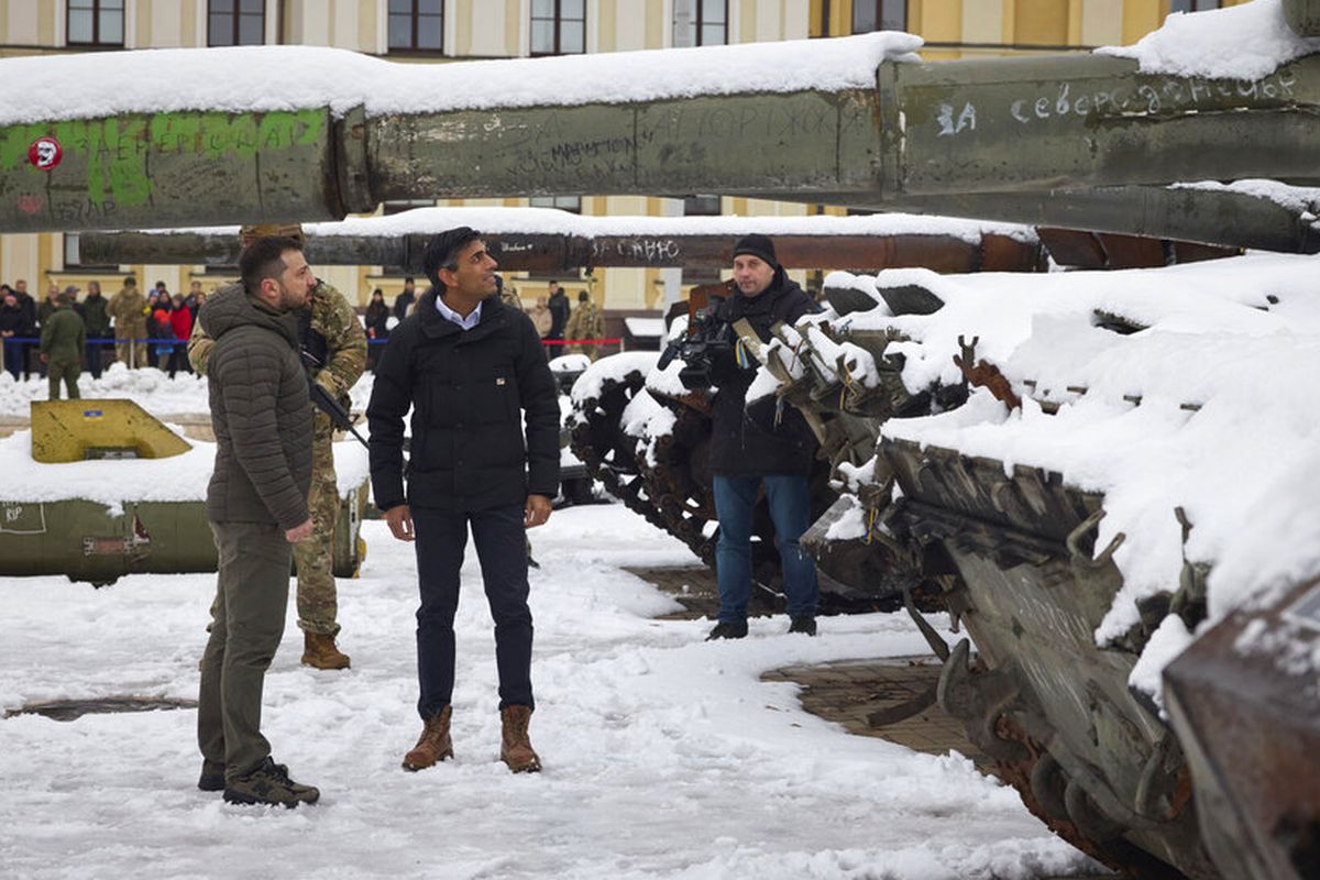 Dalam foto yang disediakan oleh Kantor Pers Kepresidenan Ukraina ini, Presiden Ukraina Volodymyr Zelenskyy, kiri, dan Perdana Menteri Inggris Rishi Sunak mengamati penghancuran kendaraan militer Rusia yang dipasang di pusat kota Kyiv, Ukraina, Sabtu, 19 November 2022. (Kantor Pers Presiden Ukraina melalui AP)