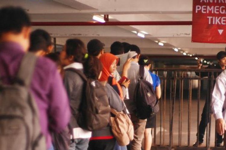 Para pencari kerja mengantre untuk memasuki arena bursa kerja di Jakarta beberapa waktu lalu