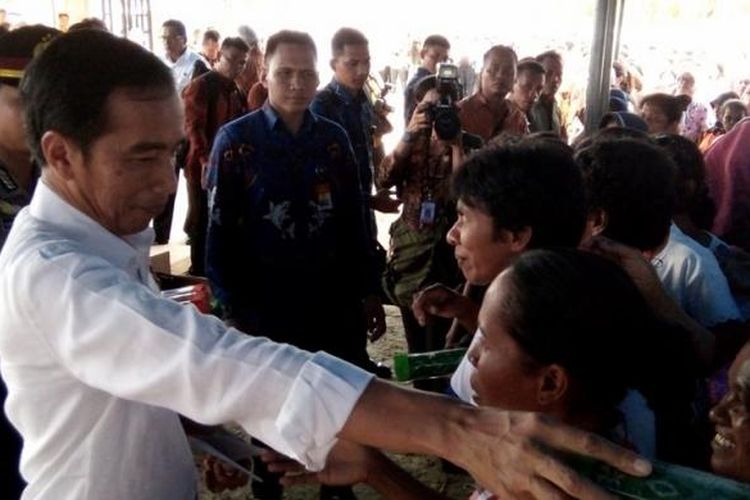 Presiden Joko Widodo membagikan  bantuan program PKH kepada warga di Kota Ambon yang berlangsung di Desa Rumah Tiga Kecamatan Teluk AMbon, Rabu (8/2/2017)