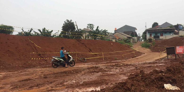 Warga RT 001 RW 002 Kelurahan Bambu Apus, Pamulang, Tangerang Selatan mengeluhkan pengerjaan proyek Tol Serpong-Cinere yang mengakibatkan rumah di kawasan tersebut kerap terendam banjir. Foto diambil Selasa (13/11/2018).