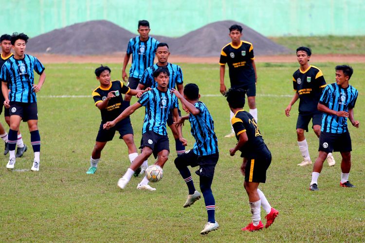 Pemain Arema FC Johan Ahmad Farizi mengontrol bola saat ujicoba melawan tim Porprov Kabupaten Malang yang berakhir dengan skor 8-0 di Stadion Gajayana Malang, Rabu (1/6/2023) sore. Artikel ini berisi link live streaming Dewa United vs Arema FC.