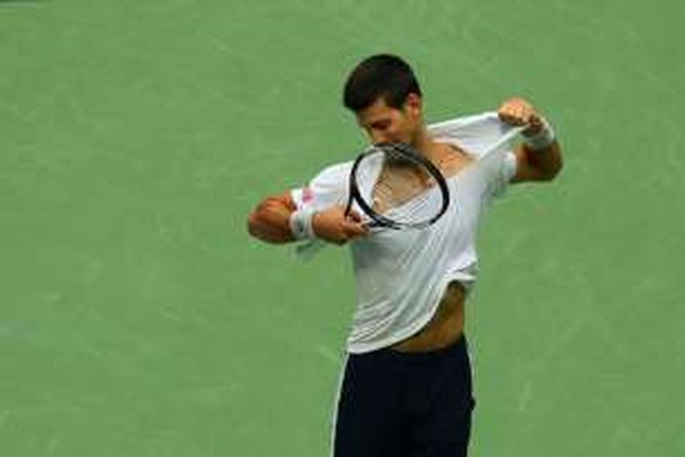 Petenis Serbia, Novak Djokovic, merobek kausnya setelah kehilangan set ketiga saat menghadao Gael Monfils (Perancis) pada babak semifinal AS Terbuka di USTA Billie Jean King National Tennis Center, New York, Jumat (9/9/2016).