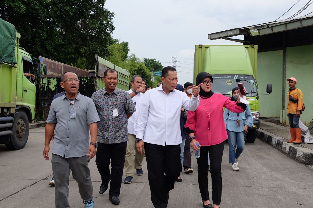 Direktur Utama Perum Bulog Budi Waseso melakukan inspeksi mendadak alias sidak ke gudang beras PT Food Station Tjipinang Jaya, Jakarta Timur pada Jumat (3/2/2023).