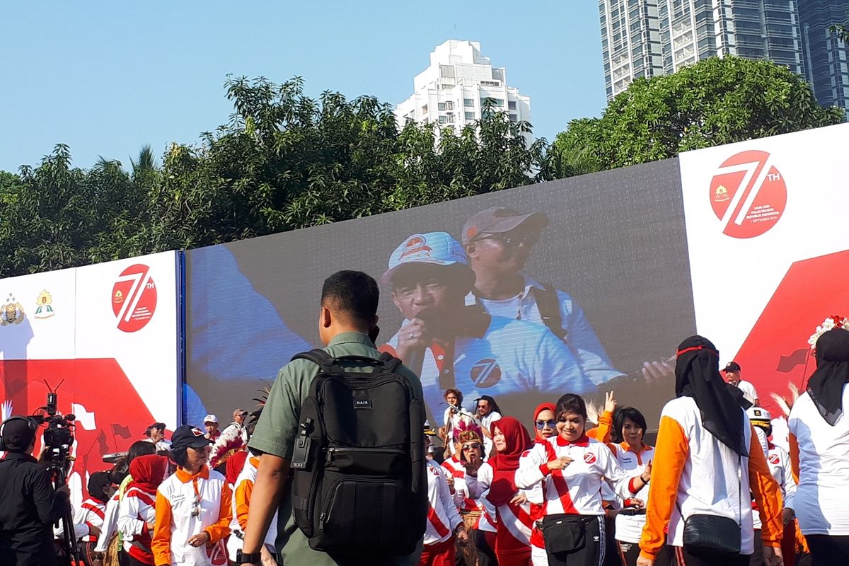 Kapolri Jenderal (Pol) Tito Karnavian menyanyikan lagu yang berasal dari Papua berjudul Rasine Ma Rasine dalam upacara peringatan HUT ke-71 Polisi Wanita Republik Indonesia di Lapangan Promoter Polda Metro Jaya, Jakarta Selatan, Minggu (1/9/2019).