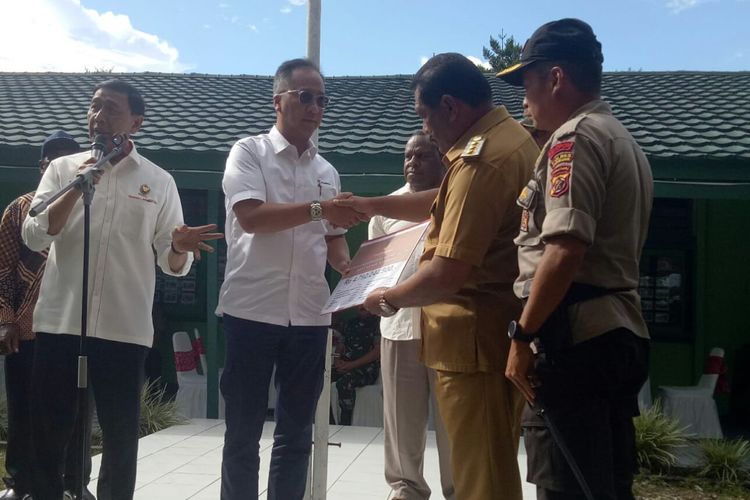 Menteri Sosial RI Agus Gumiwang Kartasasmita menyerahkan bantuan untuk korban bencana sosial di Wamena secara simbolis kepada Bupati Wamena Jhon Richard Banua, Selasa (8/10/2019)