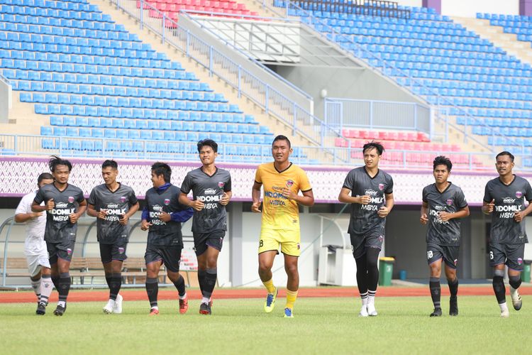 Skuad Persita Tangerang melakukan latihan perdana pada Rabu (3/3/2021) di Stadion Indomilk Arena di Jalan Raya Legok, Kabupaten Tangerang, Provinsi Banten. 

Klub berjulukan Pendekar Cisadane ini mempersiapkan diri untuk Turnamen Piala Menpora 2021 dan berharap Liga Indonesia bergulir kembali tahun ini. 

