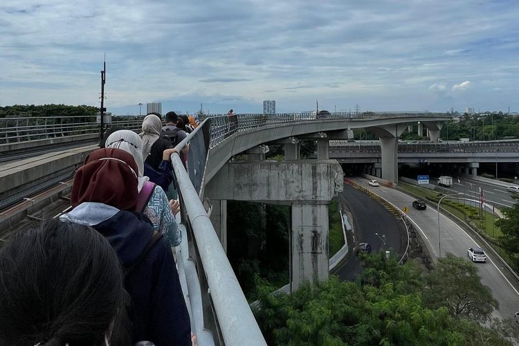 Kondisi saat penumpang LRT Jabodebek dievakuasi dari kereta ke Stasiun Kampung Rambutan, Jakarta Timur, Sabtu (25/10/2025).