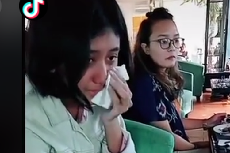 Tangis Amel Pecah Saat Peluk Dan Genggam Tangan Ibu Nike Ardilla