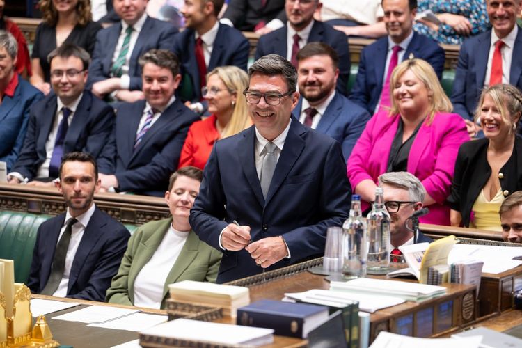 Andy Burnham Akan Batalkan KTP Digital Inggris, Fokus Tekan Biaya Hidup