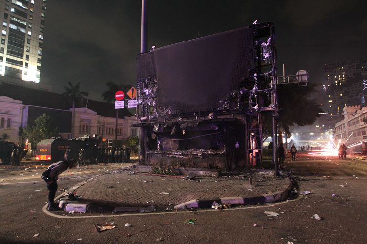 Sejumlah fasilitas umum mengalami kerusakan saat demonstrasi menolak UU Cipta Kerja di Jakarta, Kamis (8/10/2020). Halte transjakarta, alat berat, pos polisi, kendaraan dirusak dan dibakar massa.