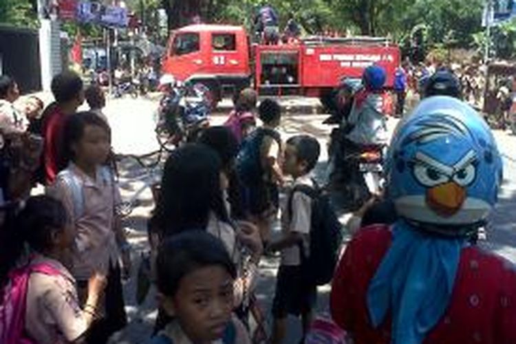 Ratusan murid Sekolah Dasar (SD) Negeri Monginsidi dievakuasi saat kebakaran terjadi di samping sekolahnya, Jumat (4/10/2013).