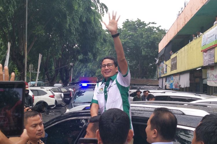 Calon wakil presiden nomor urut 02 Sandiaga Uno saat ditemui di Pasar Sunan Giri, Rawamangun, Jakarta Timur, Rabu (12/12/2018).