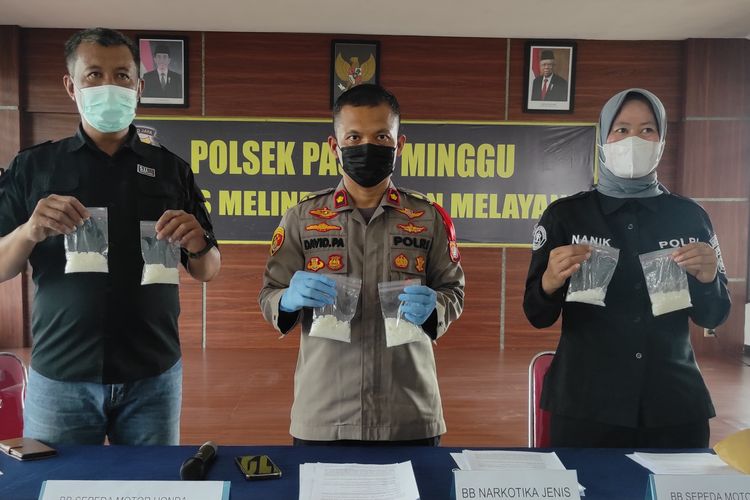 Polisi saat menunjukkan barang bukti narkotika jenis sabu dalam konferensi pers penetapan tersangka SN (21) dan TI (35) yang merupakan kurir narkoba di Mapolsek Pasar Minggu, Jumat (3/11/2023).