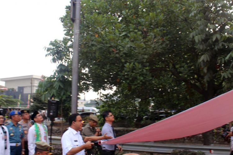Gubernur DKI Jakarta Anies Baswedan bersama KPK melakukan penertiban reklame di Jakarta, Jumat (19/10/2018).