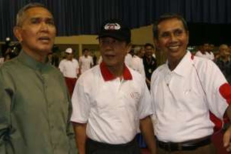 Soerjadi (kanan) bersama mantan Ketua Umum PBSI Tri Sutrisno (kiri) dan Sutiyoso. Erly Bahtiar/Bola