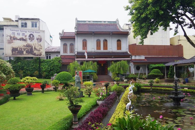 Kebun Bunga Tjong Yong Hian yang sebelumnya merupakan kediaman tokoh berpengaruh di Kota Medan Tjong Yong Hian