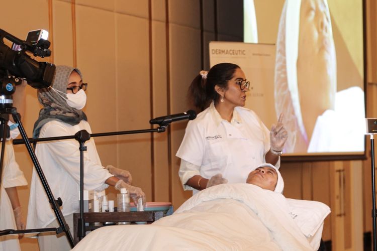 Ahli dermatologi dr.Mukta Sachdev sedang mempraktikkan proses chemical peeling di acara perayaan 20 tahun Dermaceutic yang diadakan oleh Redo Marketing Indonesia di Jakarta (11/7/2023).