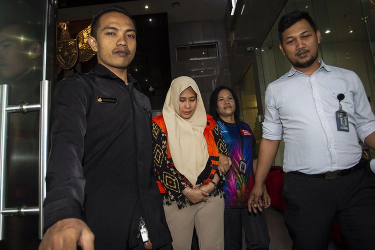 Orang kepercayaan INY (I Nyoman Dhamantra), Mirawati Basri mengenakan rompi tahanan seusai menjalani pemeriksaan di Gedung KPK, Jakarta, Jumat (9/8/2019). KPK menahan enam orang tersangka pada Operasi Tangkap Tangan (OTT) terkait kasus dugaan pengurusan kuota dan izin impor bawang putih tahun 2019 dengan barang bukti uang 50 ribu dolar Amerika serta bukti transfer sebesar Rp 2,1 miliar.