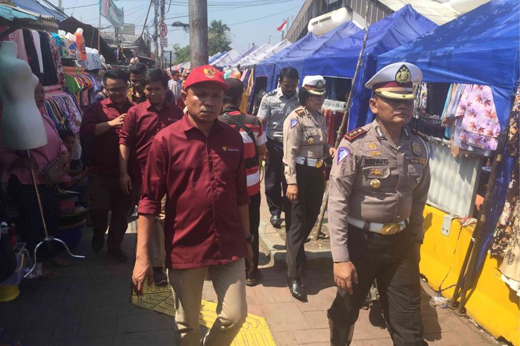 Ombudsman RI bersama Ditlantas Polda Metro Jaya mendatangi Jalan Jatibaru Raya di kawasan Tanah Abang, Jakarta Pusat, Selasa (20/3/2018). Kehadiran Ombudsman untuk memeriksa dugaan maladministrasi yang dilakukan oleh Pemprov DKI Jakarta atas  penutupan Jalan Jatibaru Raya.